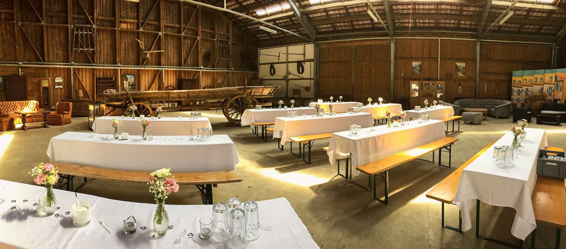 Festlich gedeckte Tische im Alten Stall von Gut Georgenberg